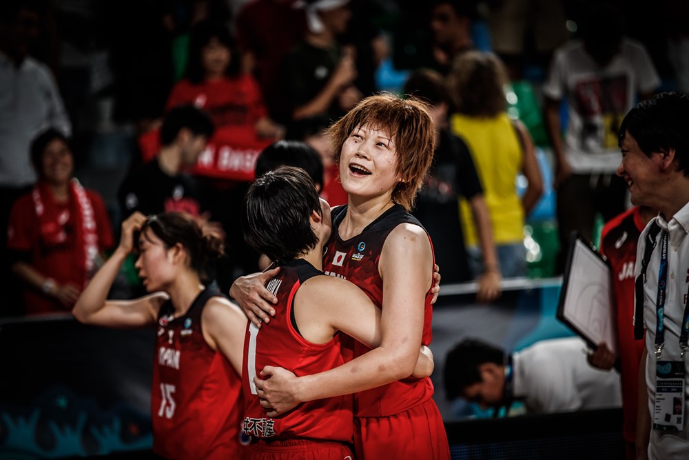 Maki Takada célèbre la victoire du Japon dans les bras de Manami Fujioka
