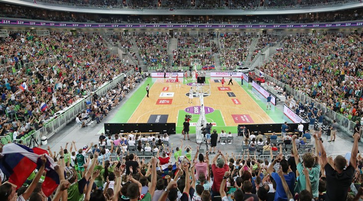 12,000 fans turned out to watch Slovenia defeat neighbors Croatia (photo: KZS/www.alesfevzer.com)