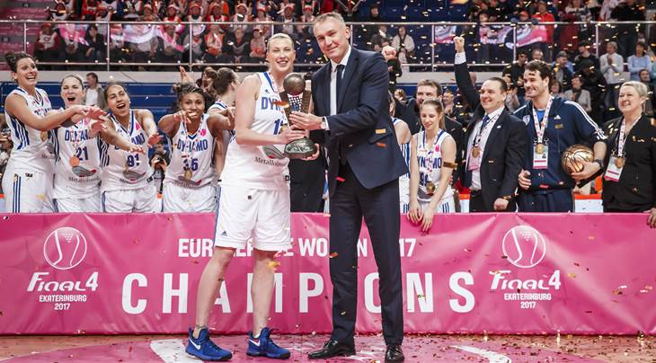 FIBA Executive Director Europe Kamil Novak presents Tatiana Vidmer with the trophy
