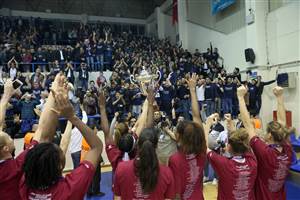 Yakin Dogu Universitesi celebrate with their fans (photo: Ahmet Tokyay)