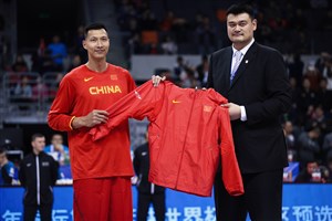 CBA President/FBWC 2019 Global Ambassador Yao Ming honored Yi Jianlian before the start of the game