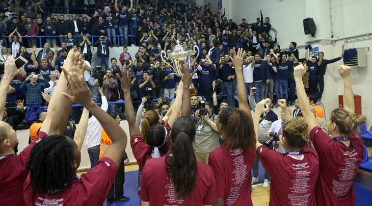 Yakin Dogu Universitesi celebrate with their fans (photo: Ahmet Tokyay)