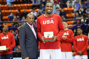 13 Jameel Warney (USA) MVP, Usie Richars (President FIBA Americas)