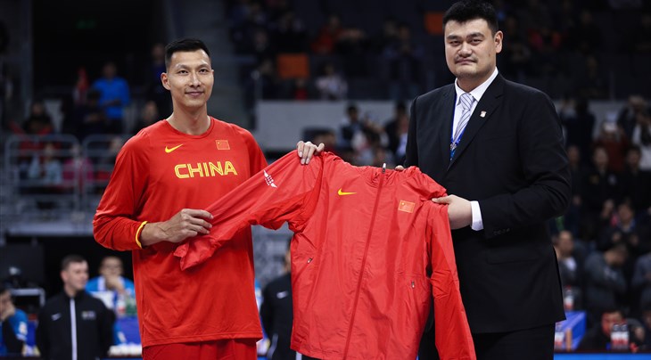 CBA President/FBWC 2019 Global Ambassador Yao Ming honored Yi Jianlian before the start of the game