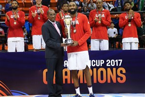 7 Reginald Williams Ii (USA), Usie Richards (President FIBA Americas)