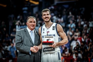 Cyriel Coomans presents Goran Dragic with the MVP award, presented by Tissot