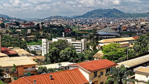 Vue sur Yaoundé et son palais des sports