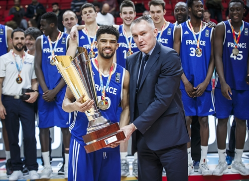 FIBA Executive Director Europe Kamil Novak presents Bathiste Tchouaffe with the trophy