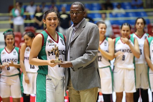 11 Sofia Payan (MEX) MVP, Usie Richards (President FIBA Americas)