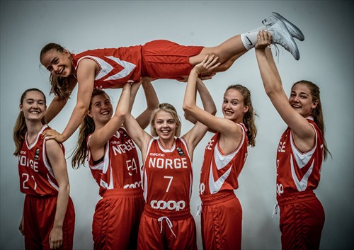 Women's U18 Division - Behind The Scenes Photoshoot Day