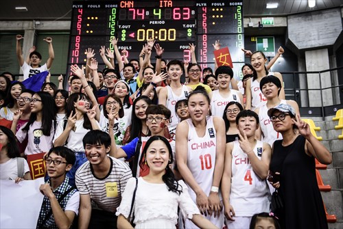 Chinese players and fans celebrate together after their win over Italy 