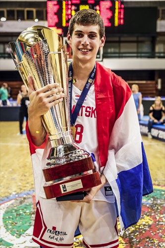 Roko Prkacin with the championship trophy
