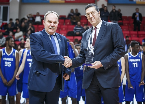Celal Arisan, Deputy Secretary General of the Turkish Basketball Federation, receives the Organisers' Award