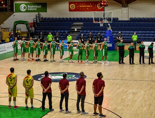 Irish players stand for national anthem