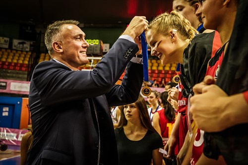 Magdalena Landwehr receives her medal from FIBA Europe Executive Director, Kamil Novak