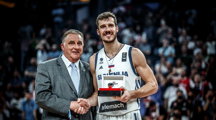 Cyriel Coomans presents Goran Dragic with the MVP award, presented by Tissot
