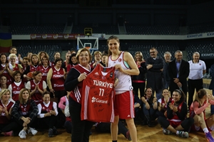 Saziye Ivegin Üner presents former player Alev Gökce with a signed jersey