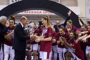 FIBA Europe President Turgay Demirel presents team captain Bahar Caglar with the trophy (photo: Ahmet Tokyay)