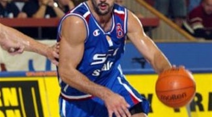 Indiana Pacers' Peja Stojakovic, of Serbia-Montenegro, left