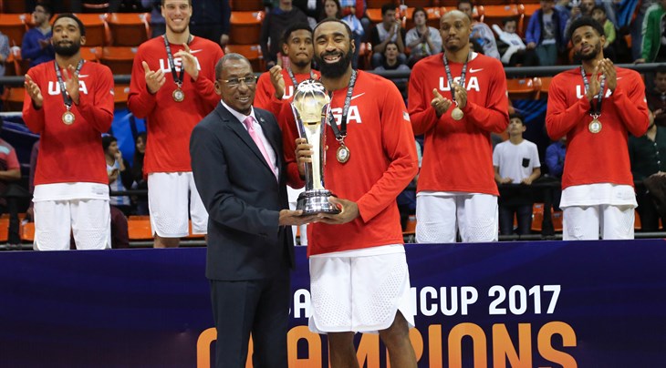 7 Reginald Williams Ii (USA), Usie Richards (President FIBA Americas)